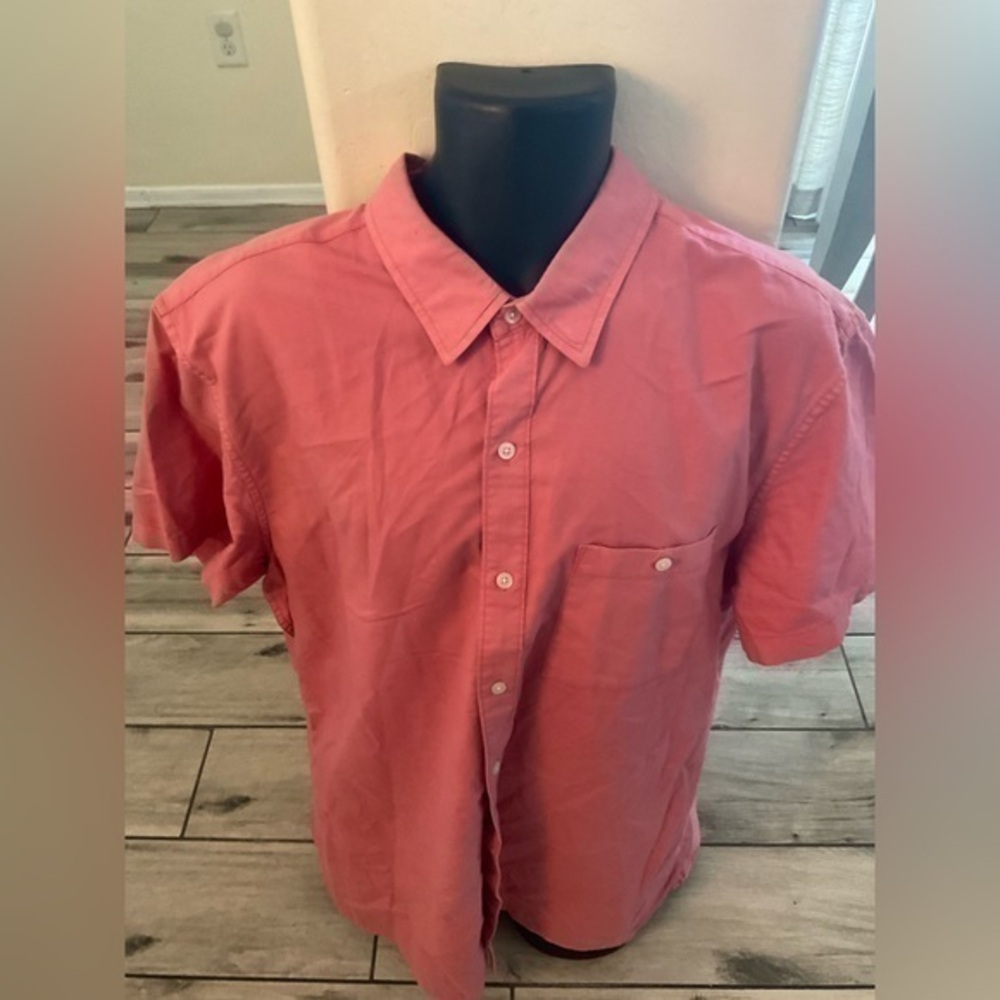 Men’s used AE American Eagle red button front short size XL